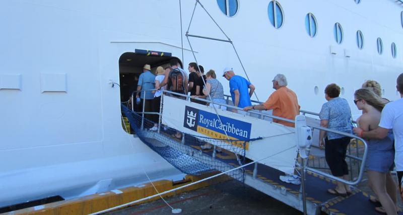 Organización de embarque y desembarque de pasajeros, que arriban al Puerto Comercial de Esmeraldas 
