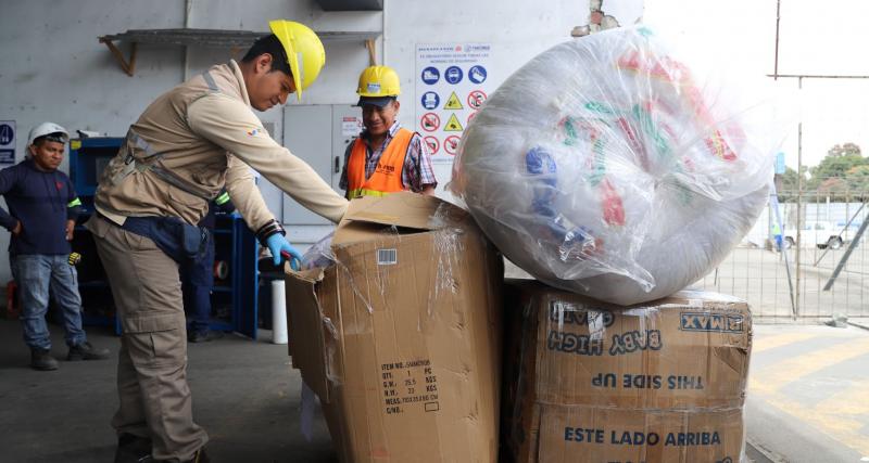 Inspección de carga que ingresa a las Islas Galápagos en muelle en Guayaquil