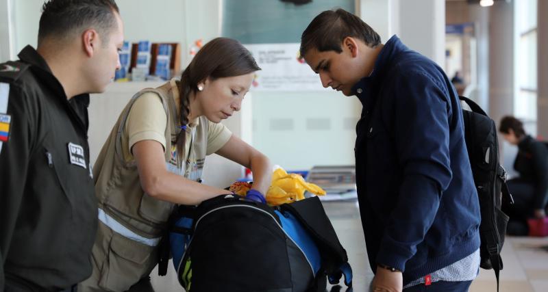 Inspección de equipaje que ingresa a las islas Galápagos en salas vip y hoteles