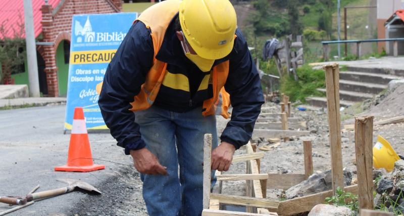 Imagen que demuestra la intervención por parte de trabajadores del Gobierno Autónomo Descentralizado Municipal de Biblián atendiendo requerimientos de la ciudadanía nía