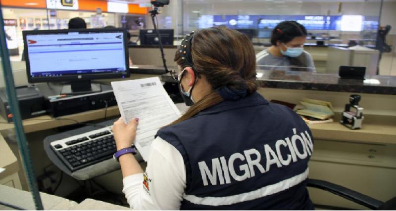 Analista de Control Migratorio registrando la salida del país de personas extranjeras, residentes en el Ecuador.