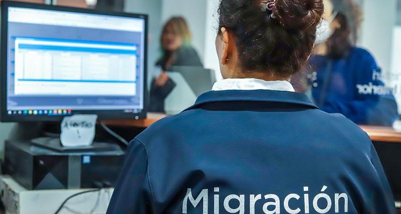 Analista de control migratorio otorgando la salida a un menor de edad 