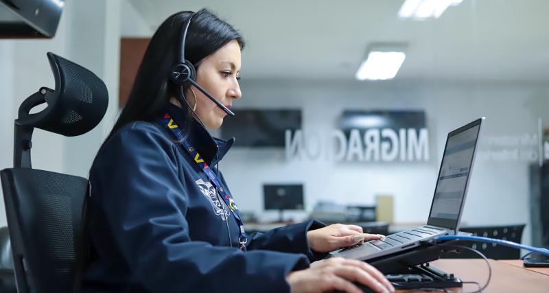 Analista de Control Migratorio registrando el ingreso al país de tripulantes.