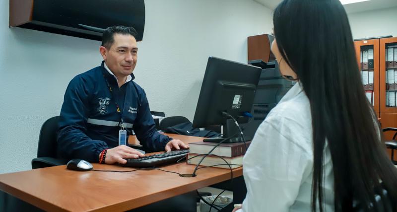 Analista de control migratorio solventado consultas en temas migratorios.