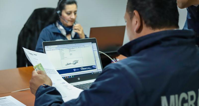 Analista de Servicios Migratorios emitiendo un certificado de movimientos migratorios 