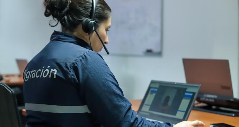 Analista de Servicios Migratorios proporcionado información de impedimentos de salida del país.