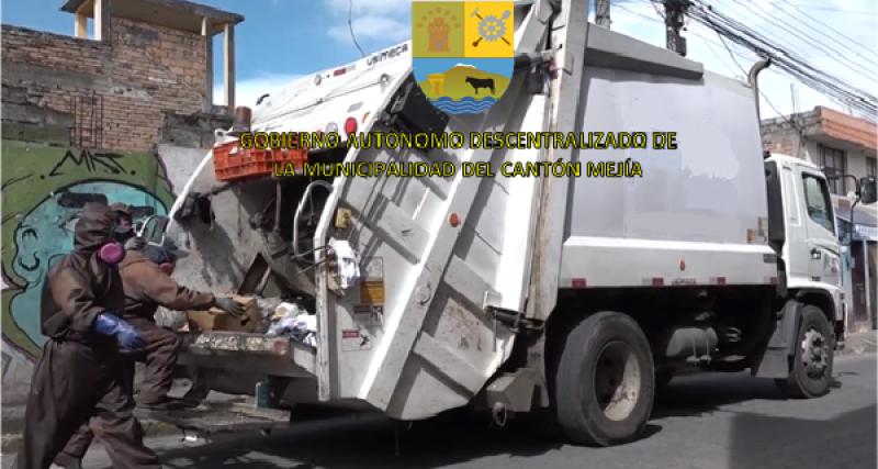 Camión recolectando desechos sólidos