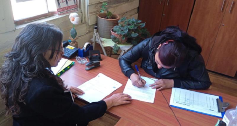 Secretaria de la Tenencia Política dando atención a una mujer víctima de violencia, para otorgarle medidas administrativas de protección inmediata para prevenir o detener los hechos de violencia. 