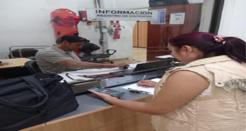 Ciudadano entregando la solicitud acceso a la información publica.