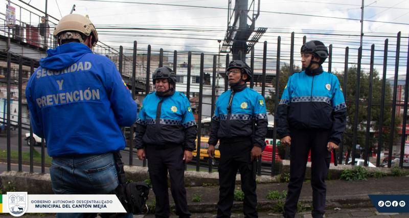 Agentes con equipo de seguridad 
