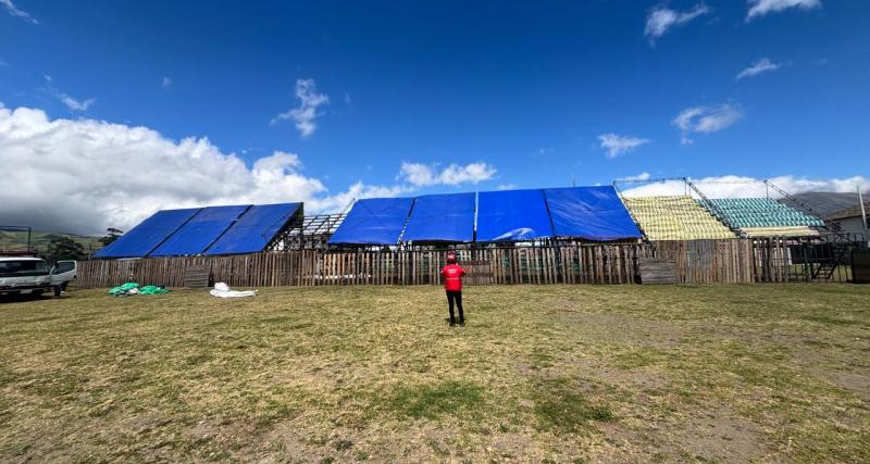 Inspector realizando la revisión técnica en las instalaciones de evento taurino.