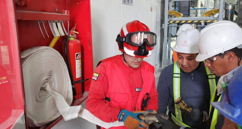 Inspector realizando la verificación del gabinete contra incendios