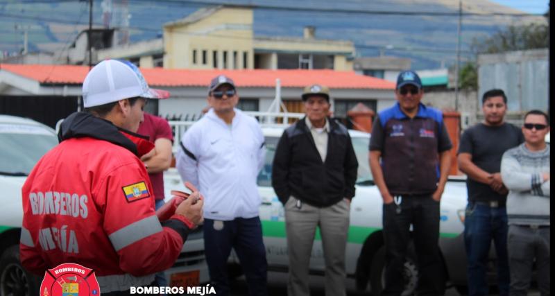 Inspector realizando la revisión de vehículos de transporte.