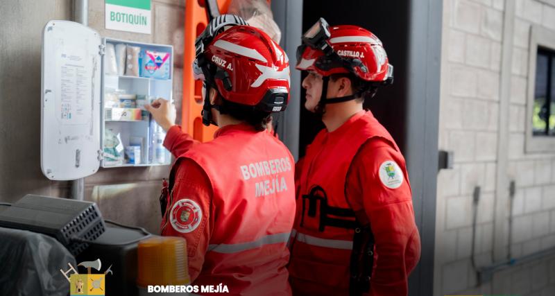Inspectores realizando la revisión técnica en un establecimiento comercial.