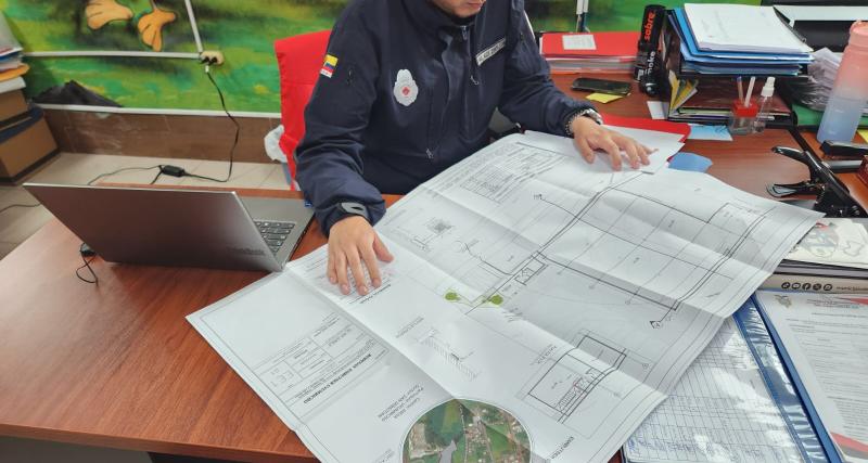 Inspector realizando la revisión de un proyecto de construcción.