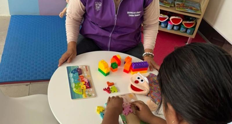 Analista del Servicio Institucional brindado atención a una niña víctima indirecta de violencia de género.