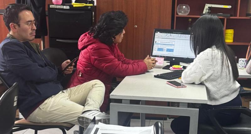 Servidor brindando atención al requerimiento de copias certificadas de una usuaria.