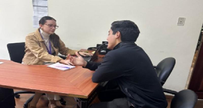 Analista de la Dirección de Protección, Reparación Integral  y Autoridad Central solventando dudas a los usuarios.