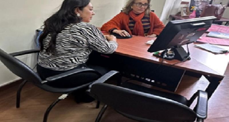 Especialista de la Dirección de Protección, Reparación Integral y Autoridad Central (Alimentos), asesorando la manera que deben ser llenados los formularios de aplicación  y explicando como deben venir los mismos así como los documentos habilitantes que deberán ser adjuntados.