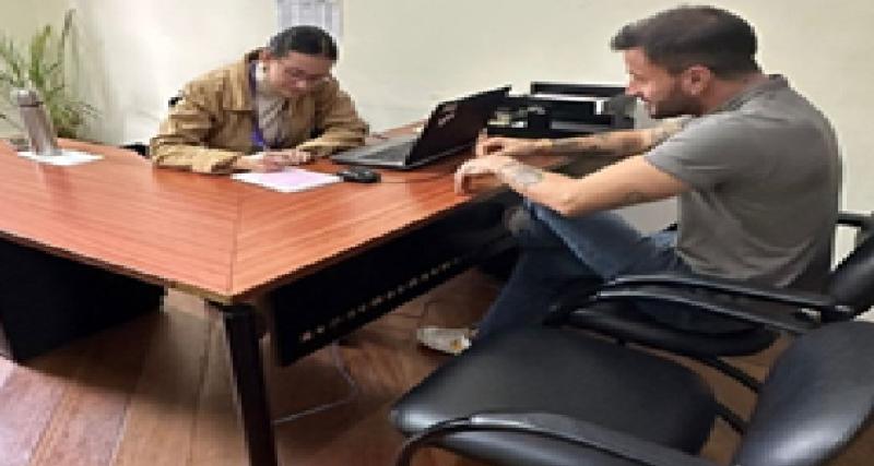 Analista de la Dirección de Protección, Reparación Integral  y Autoridad Central solventando dudas a los usuarios.