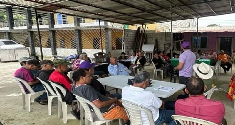 Equipo técnico institucional realizando una jornada de sensibilización orientada a fomentar actitudes positivas y reeducar en el manejo saludable de los vínculos.