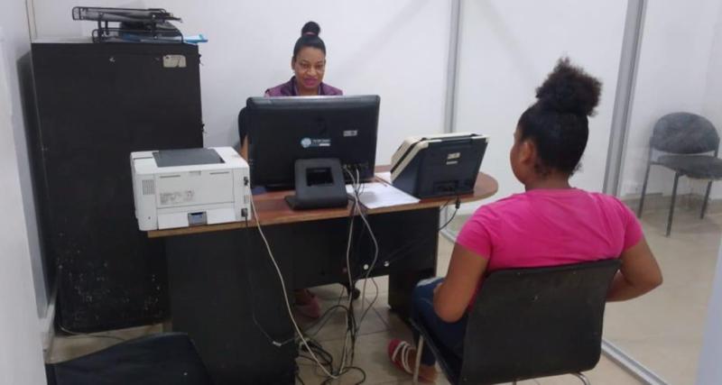 Analista del Servicio Institucional brindado atención a una usuaria.