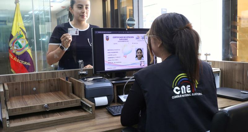 El certificado de votación es un documento que valida el sufragio de los ciudadanos, entregado posterior al ejercicio del derecho al voto en procesos electorales. Este documento es un requisito indispensable para hacer cualquier trámite en entidades públicas y privadas del país.