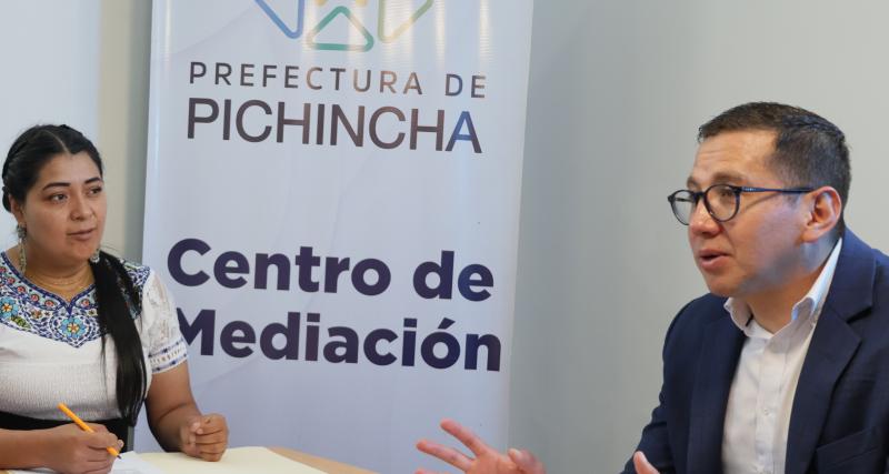 “La mediación es un proceso en el que una persona neutral ayuda a dos o más partes a comunicarse mejor y encontrar una solución pacífica a un conflicto.”