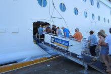 Organización de embarque y desembarque de pasajeros, que arriban al Puerto Comercial de Esmeraldas 