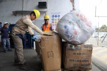 Inspección de carga que ingresa a las Islas Galápagos en muelle en Guayaquil