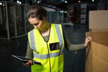 Técnico revisando paquetes postales ingresados al país mediante Tráfico Postal de Importación