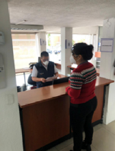 Analista de Servicios Migratorios cumpliendo con lo que dispone la Autoridad Competente