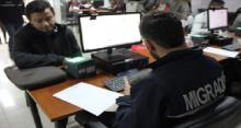 Analista de Control Migratorio otorgando un certifcado de movimientos migratorios anteriores al año 2006
