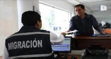 Analista de Control Migratorio otorgando una prórroga migratoria.
