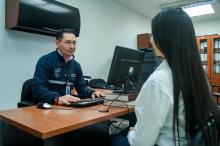 Analista de control migratorio solventado consultas en temas migratorios.