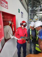 Inspector realizando la verificación del gabinete contra incendios