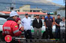 Inspector realizando la revisión de vehículos de transporte.