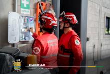 Inspectores realizando la revisión técnica en un establecimiento comercial.