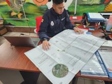 Inspector realizando la revisión de un proyecto de construcción.